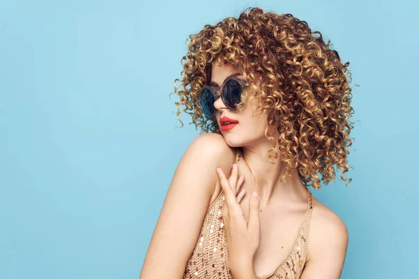 Porträtt av en kvinna lockigt hår röda läppar solglasögon studio bar axlar — Stockfoto