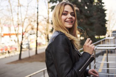 Şehirdeki sokaktaki kadın ve gözlüklü model.