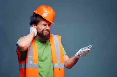 Güvenlikçi bir profesyonel gibi duygular besleyen bir müteahhit sakallı adam.