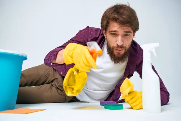 Sakallı adam deterjan temizleme işi Profesyonel ev ödevi — Stok fotoğraf