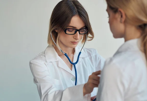 眼鏡聴診器患者の健康と女性の専門医 — ストック写真