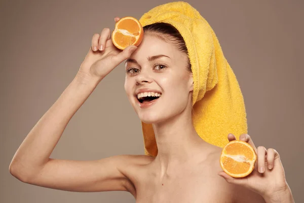 Toranja mulher bonita na mão limpar a pele vitaminas saúde — Fotografia de Stock