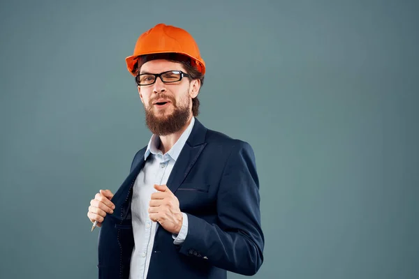 Homem em laranja terno chapéu duro engenheiro construção trabalho estilo de vida oficial — Fotografia de Stock