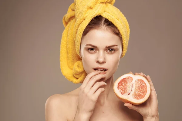 Bella donna pompelmo in mano la salute delle vitamine della pelle pulita — Foto Stock