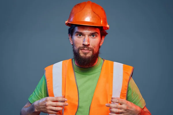 턱수염 남자 오렌지색 헬멧 제작 전문적 인 힘든 작업 — 스톡 사진