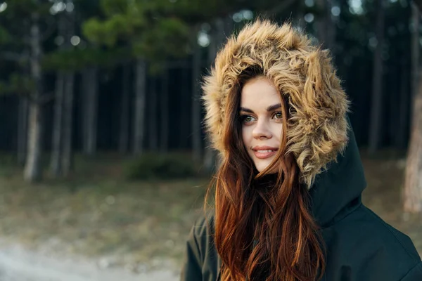 Vrouw toerist in herfst jas met een kap op natuur reizen vakantie — Stockfoto