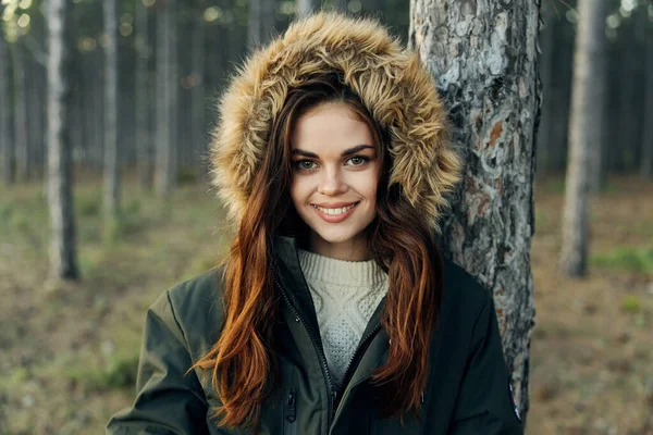 Mulher sorridente na natureza perto de árvore liberdade de ar fresco — Fotografia de Stock