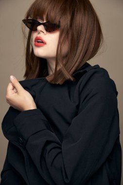 Gülümseyen kadın kıyafetleri Bej bir arka planda sevinç dolu 