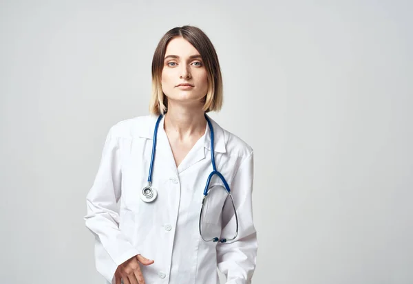Mavi steteskop ve beyaz tıbbi önlüklü profesyonel doktor kadın. — Stok fotoğraf
