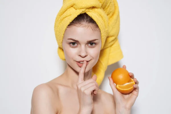 Mulher alegre com ombros desnudados laranjas nas mãos de citrinos cuidados com a pele vitaminas saúde — Fotografia de Stock