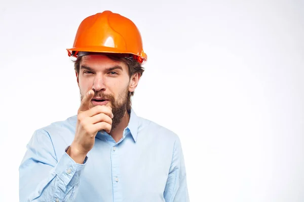 Веселый мужчина оранжевый каска безопасности профессиональный инженер строительства — стоковое фото