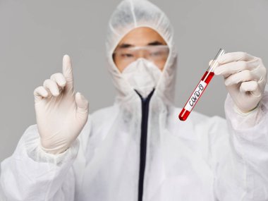 Erkek laboratuvar teknisyeni covid-19 araştırma tedavisi için analiz yapıyor.