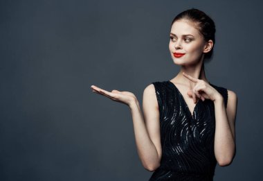 Kadın ellerini arka planda gri bir duygu tanıtım modelinde yana gösteriyor.