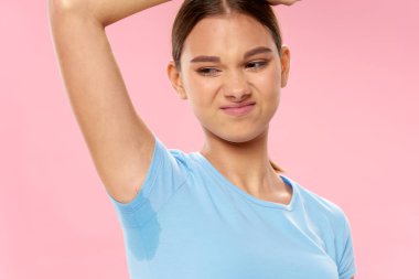 Koltuk altı terli kötü kokulu, sağlık sorunları olan pembe bir kız. 