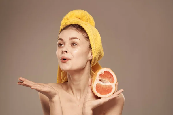 Mulher com uma toalha na cabeça toranja nas mãos saúde vitaminas desnudadas ombros — Fotografia de Stock