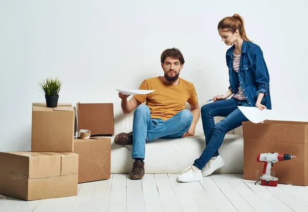 Veselý mladý pár v bytových krabicích s věcmi v pohybu — Stock fotografie