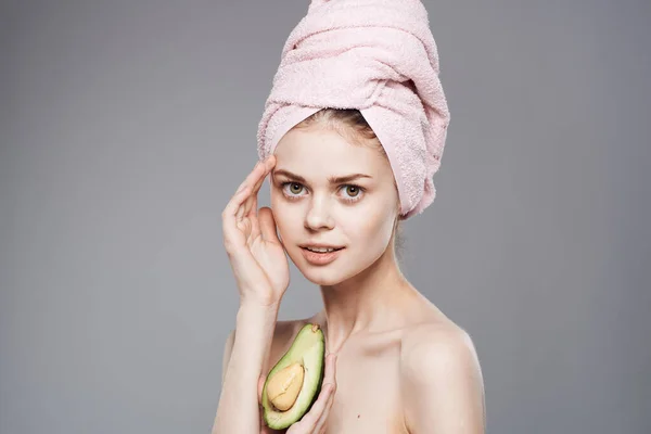 Mulher elegante segurando uma toalha rosa na cabeça em sua mão Exóticos frutas cosméticos pele limpa — Fotografia de Stock