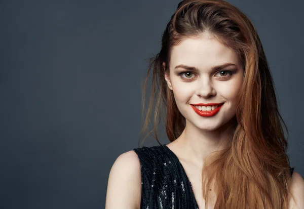 Modelo señora con el pelo rojo sobre fondo gris y vestido negro — Foto de Stock