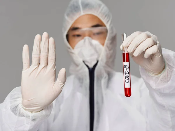 Чоловік тримає вакцину проти ковадла-19 в руках лабораторії охорони здоров'я Наука — стокове фото