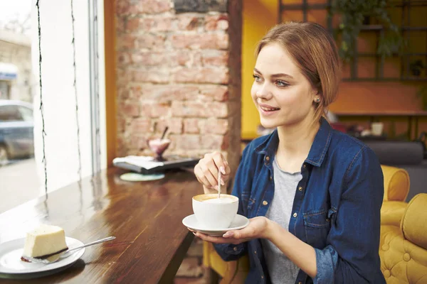 커피 카페에서 휴가를 보내는 여성 — 스톡 사진