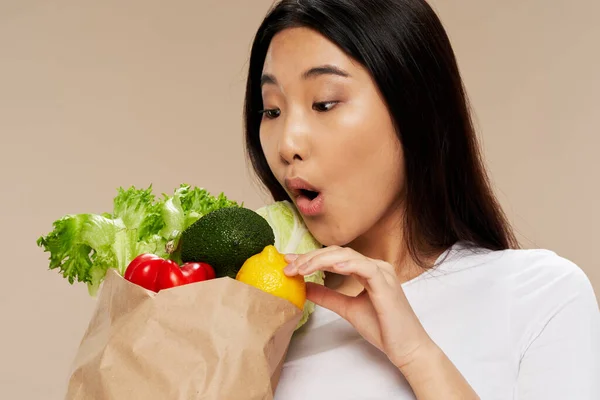 Диетическая калория удивила азиатскую женщину и упаковку продуктов — стоковое фото