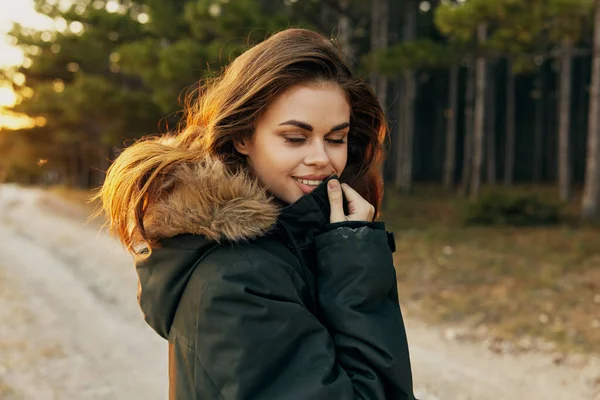 Mujer en viaje por la naturaleza Libertad estilo de vida ojos cerrados —  Fotos de Stock