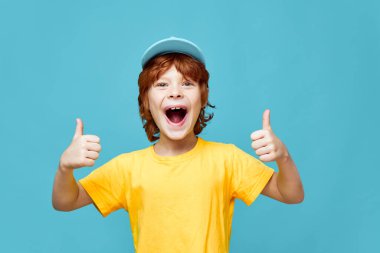 Ağzı açık neşeli kızıl çocuk Stüdyo Kopyalama Alanını onayladı