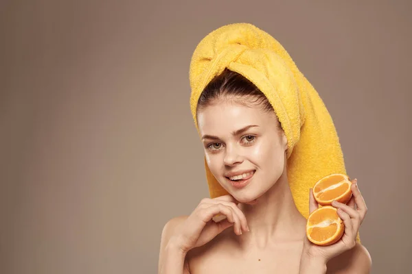Mulher alegre com laranjas em suas mãos tratamentos de spa de pele limpa — Fotografia de Stock