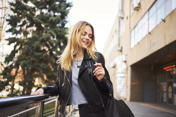 Mujer en chaqueta negra y calle naturaleza otoño edificio modelo comercial — Foto de Stock