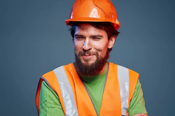 大胡子男子在橙色涂料施工安全勤勉工作 — 图库照片