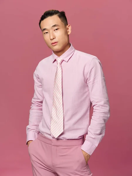 Homem elegante asiático aparência auto confiança estúdio estilo de vida rosa fundo modelo — Fotografia de Stock