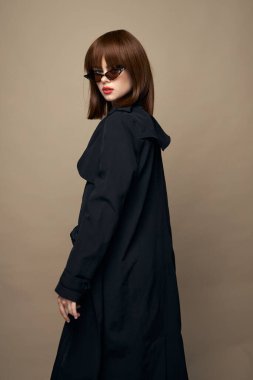 Şatafatlı esmer, koyu renk ceketli, izole bir arka planda sevinen bir gülümseme. 