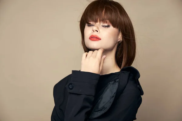 Elegante morena clásico abrigo brillante maquillaje regocijo —  Fotos de Stock