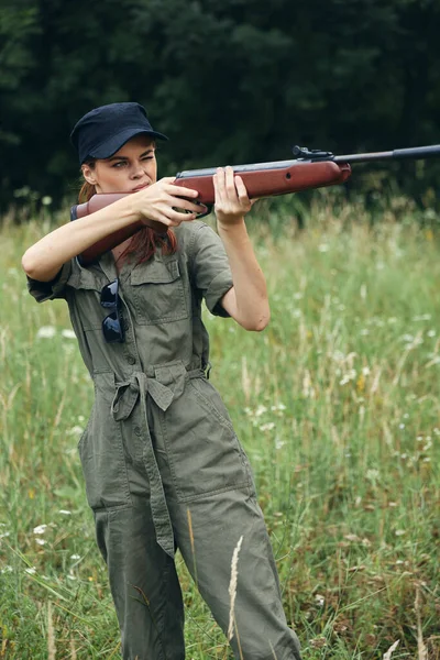 자연계의 여자, 무기를 가진 여자가 사냥을 목표로 삼는다 — 스톡 사진