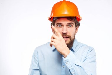 Turuncu başlıklı adam inşaat mühendisi.