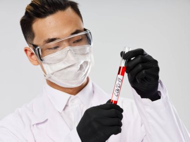 Laboratuvar kan testi teşhisi siyah eldivenler inceleme biyoteknoloji