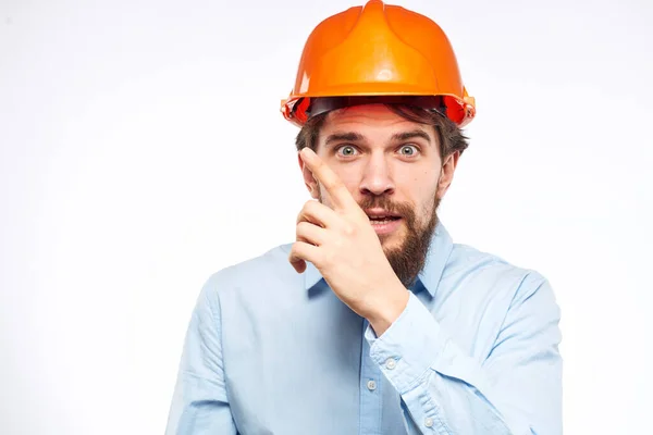 Работа инженера-строителя в оранжевых шлемах — стоковое фото