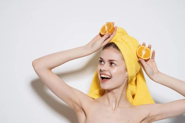 Hübsche Frau orange in den Händen nackte Schultern Naturkosmetik ausgeschnitten Ansichten — Stockfoto