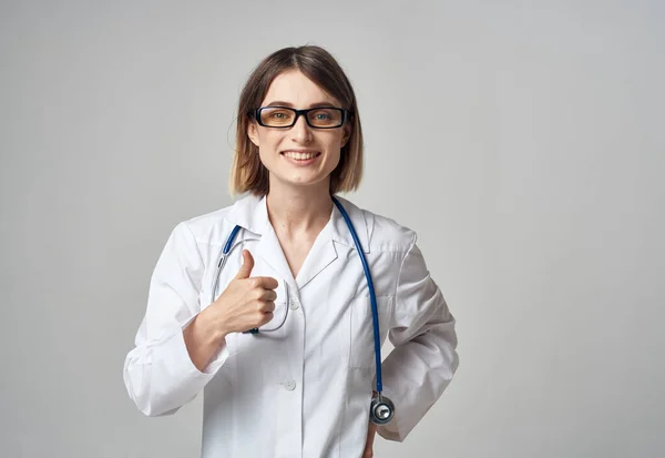 Mujer médico con estetoscopio gesto con las manos emociones gafas modelo —  Fotos de Stock