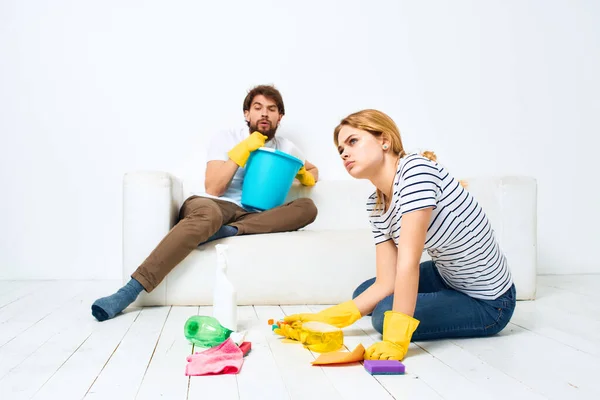 Detergente per la casa uomo e donna pulizia insieme interni — Foto Stock