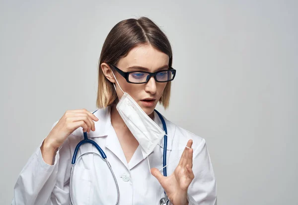 Enfermera profesional con una bata médica y máscara en la cara de un laboratorio de infección —  Fotos de Stock