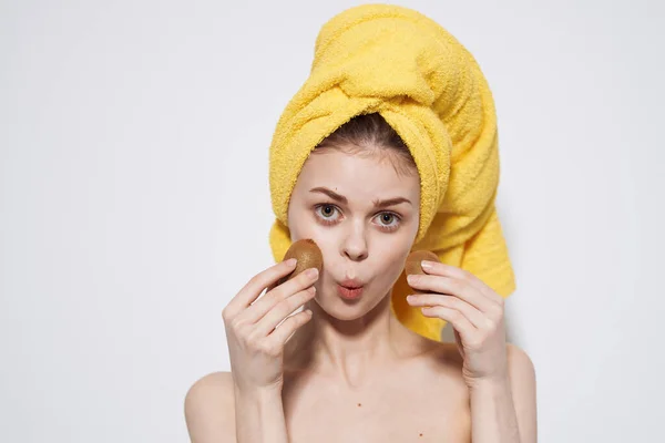 Wanita dengan handuk kuning di kepala liverwort kosmetik alami pandangan kulit dipotong — Stok Foto