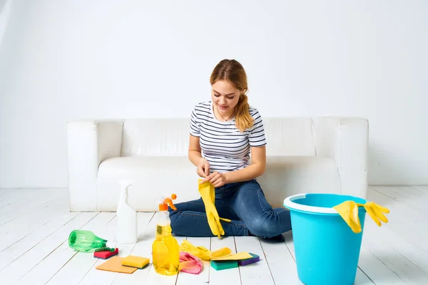 Уборщица на полу ведро резиновые перчатки домашняя работа — стоковое фото