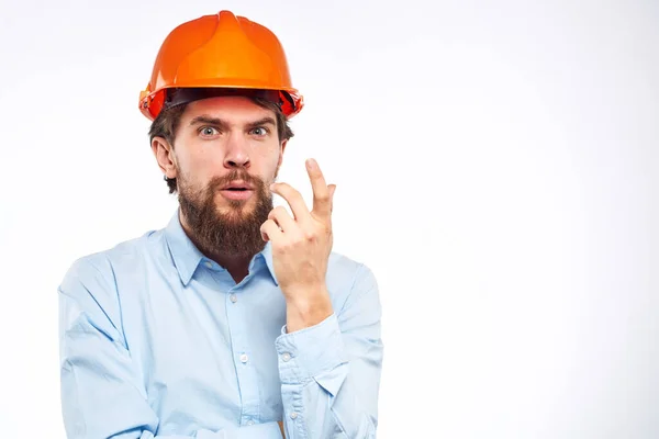Uomo in camicia casco arancione Lavori di ingegneria costruzione vista ritagliata — Foto Stock