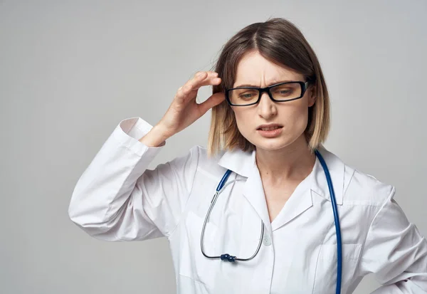 Mujer médico con estetoscopio gesto con las manos emociones gafas modelo —  Fotos de Stock
