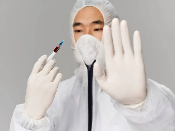 Людина азіатського походження тримає руку перед ним дослідницька лабораторія вакцинації — стокове фото
