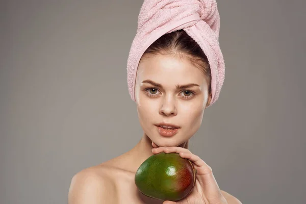 Mulher segura manga em mãos ombros nus limpar a pele vitaminas saúde — Fotografia de Stock