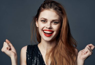 enerjik kızıl saçlı kadın elleriyle el kol hareketi yapıyor sevinç duygusunu okşuyor