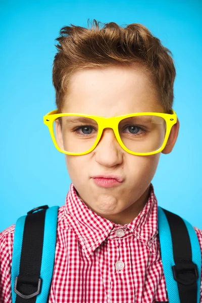 Schooljongen met een rugzak met gele bril gezicht close-up leren — Stockfoto