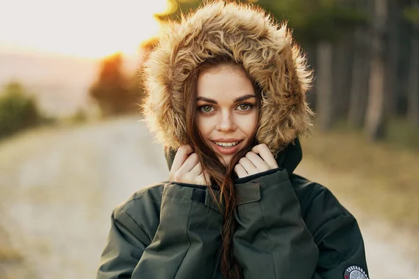 Mulher casaco quente com um capuz ao ar livre ar fresco Estilo de vida liberdade — Fotografia de Stock
